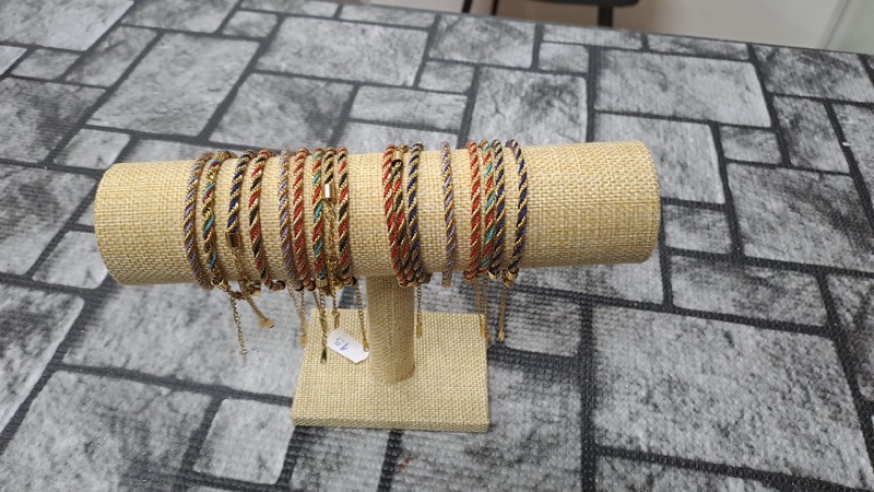Pulseiras diversas no Atelier Fiães